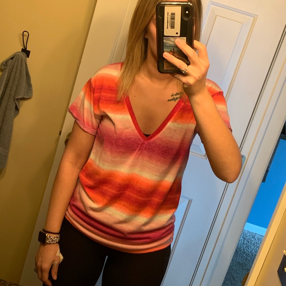 bright American Eagle v neck